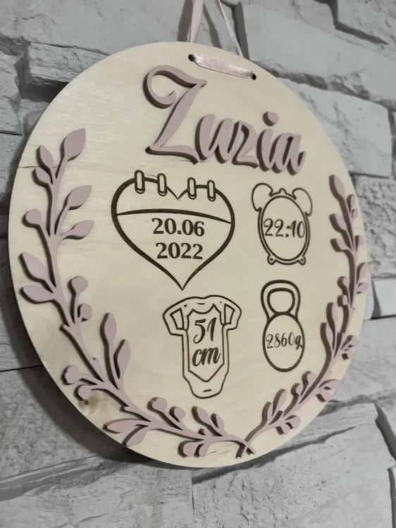 Drewniana metryczka z kolorowym napisem i wieńcem