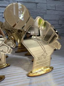 Statuetka złota lustrzana mikrofon dla piosenkarza