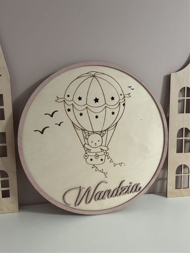 Drewniana lampka z kolorową ramką i imieniem