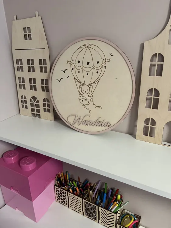 Drewniana lampka z kolorową ramką i imieniem