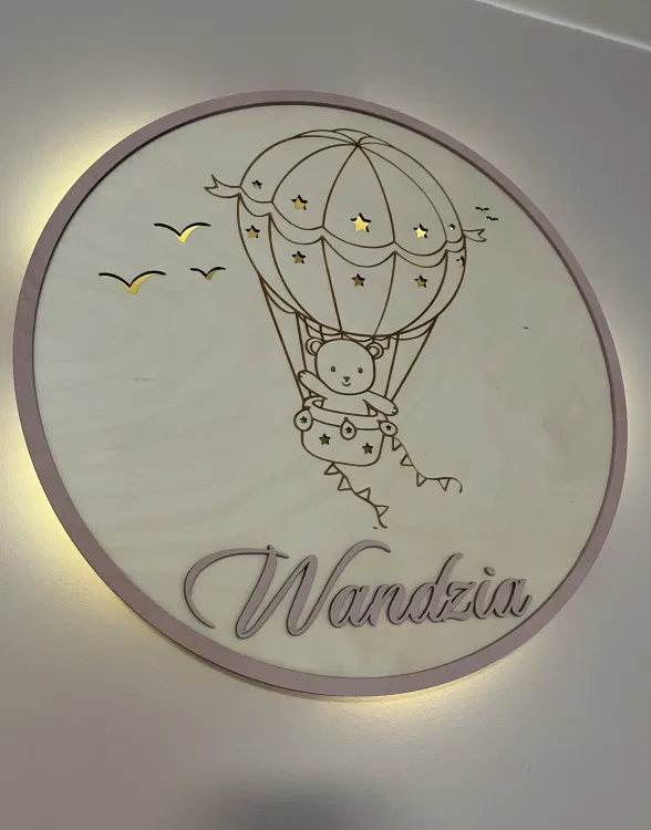Drewniana lampka z kolorową ramką i imieniem