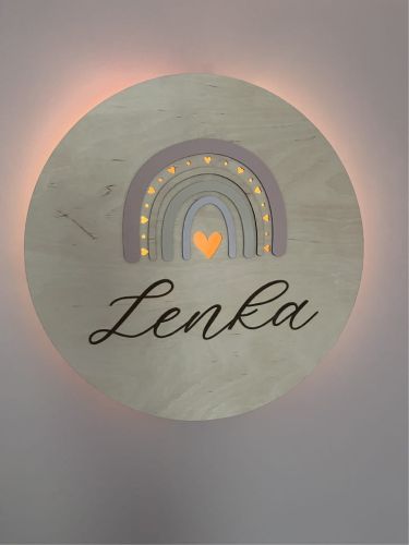 Drewniana lampka z motywem tęczy