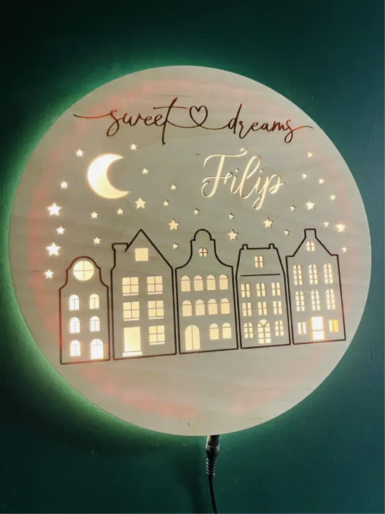 Drewniana lampka miasto