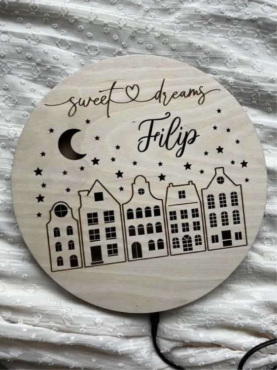 Drewniana lampka miasto