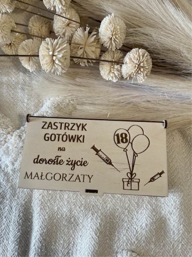 Drewniana skrzynka zastrzyk gotówki