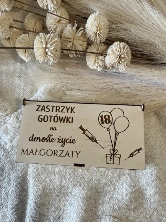Drewniana skrzynka zastrzyk gotówki