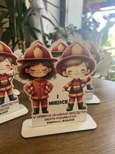 Statuetka dziecięca strażacka strażak 