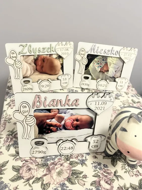 Biała ramka z metryczką - idealna dekoracja do pokoju dziecka.