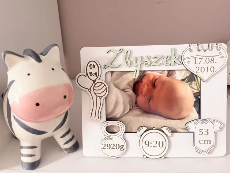 Biała ramka z metryczką - idealna dekoracja do pokoju dziecka.