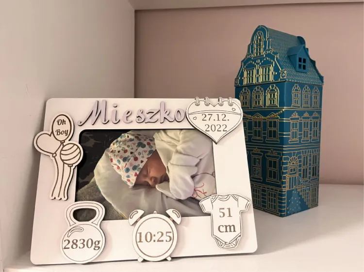 Biała ramka z metryczką